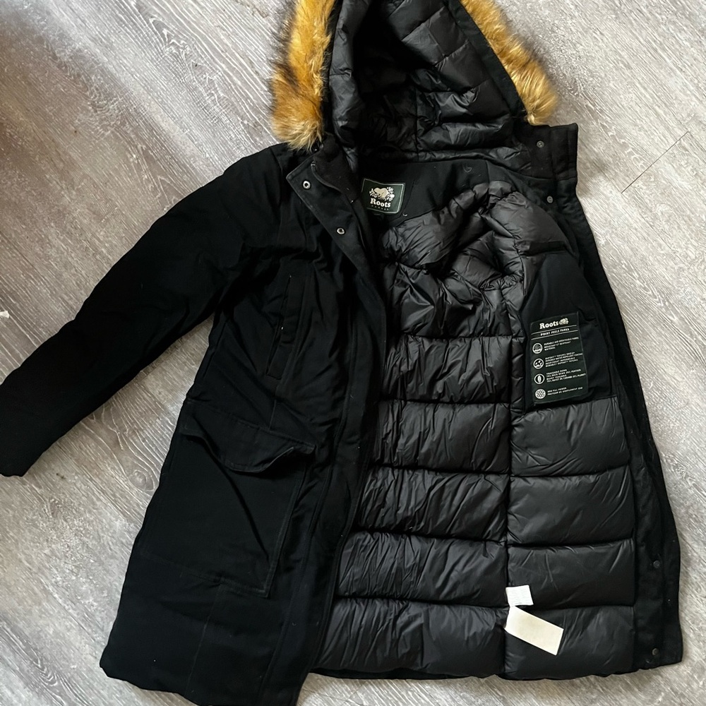 SOLD ‼️ Roots Down Parka with a faux fur trim